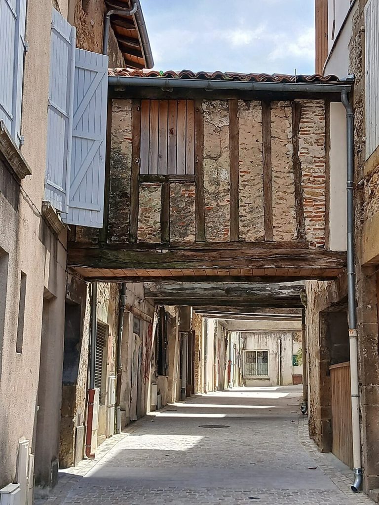 La Rue des Arceaux et ses pontets dits médiévaux à Mont-de-Marsan